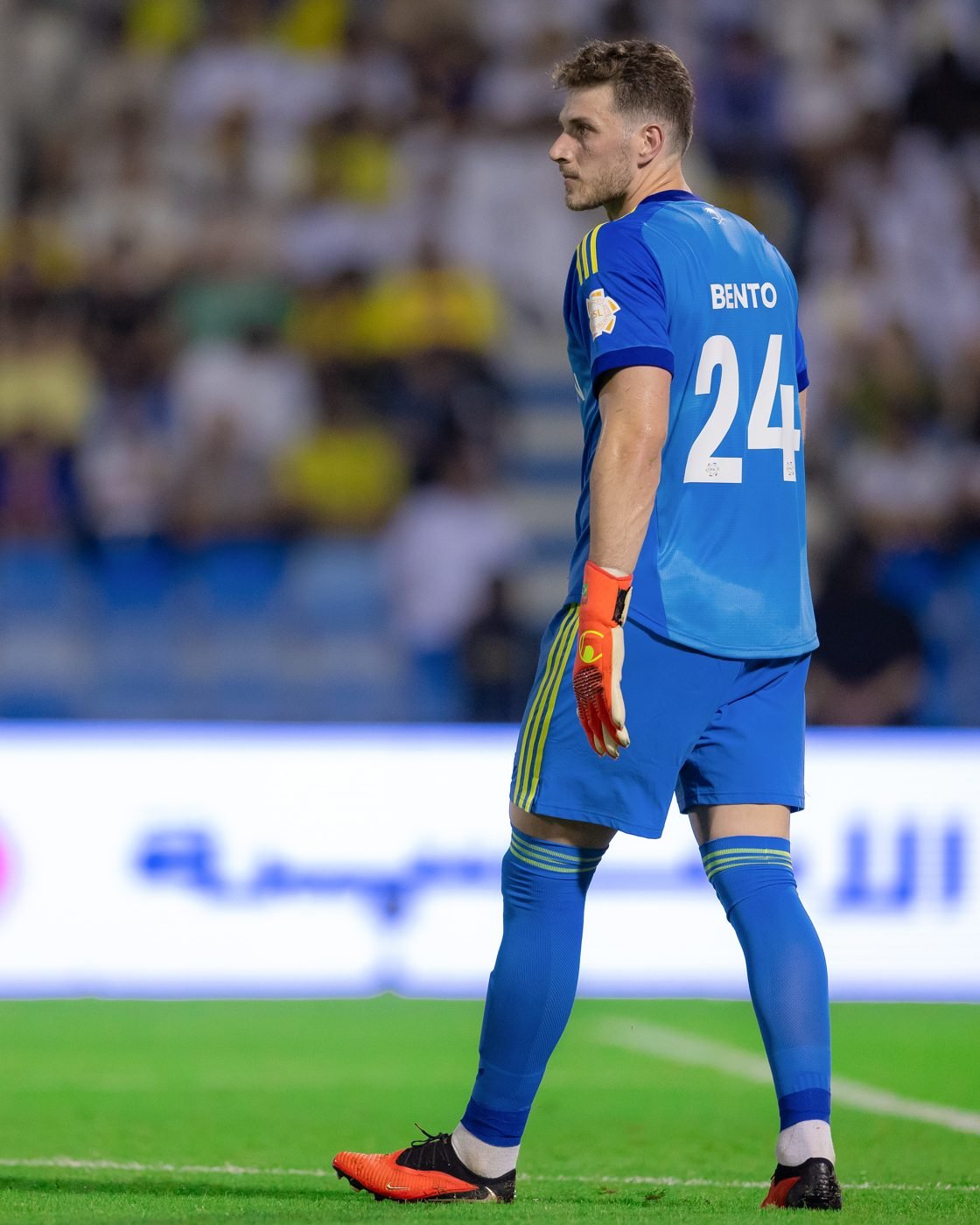 Bento de costas com o uniforme azul de goleiro do Al Nassr, camisa 24