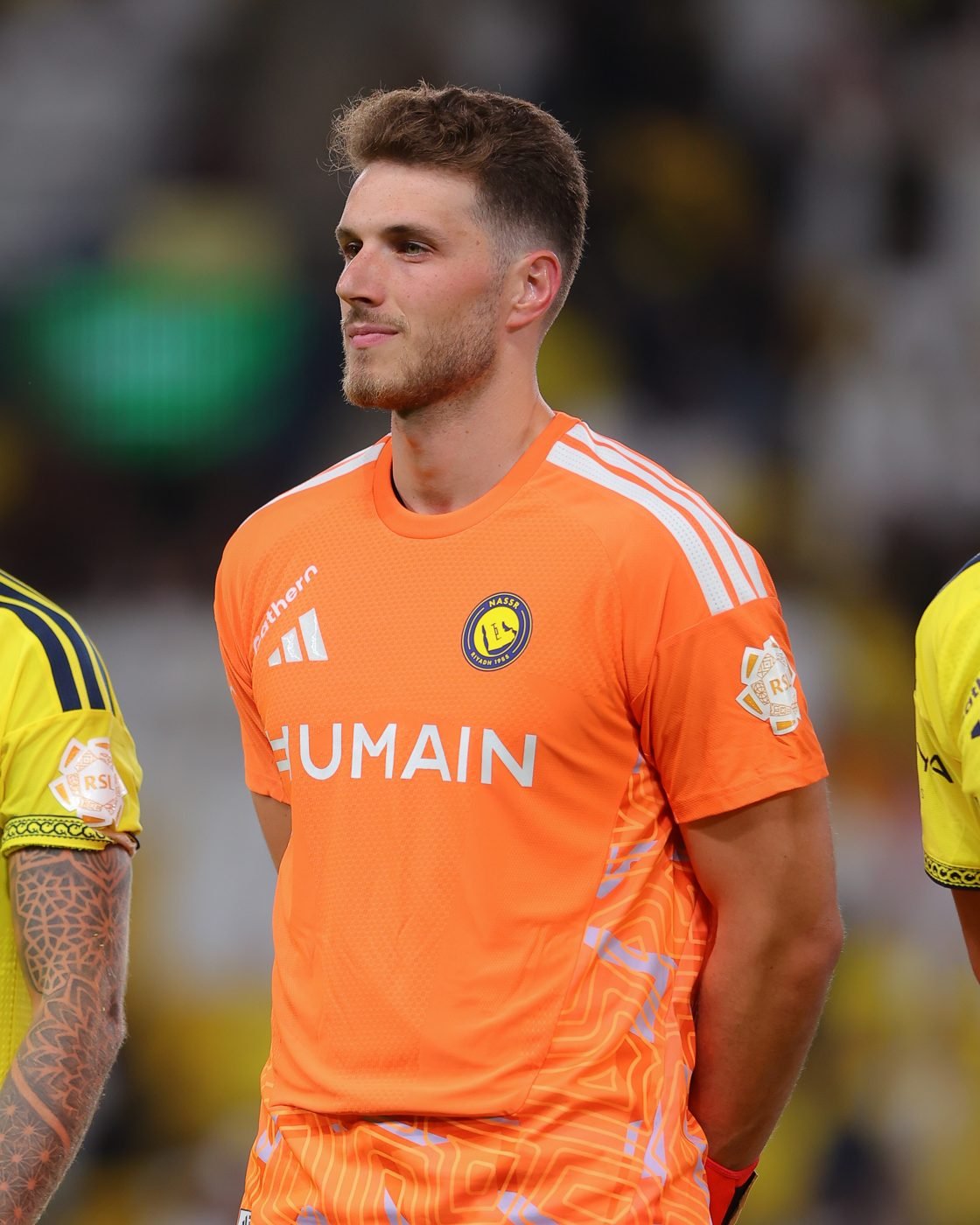 Bento perfilado antes do jogo com o uniforme laranja do Al Nassr