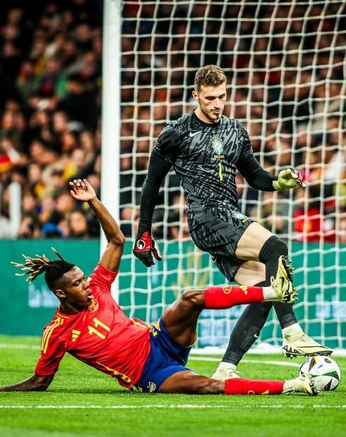 Goleiro Bento em defesa pela Seleção Brasileira contra a Espanha
